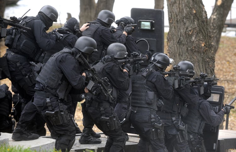 swat-single-line-formation.jpg.6e3a14c404f8592ee356ff784a4e10f5.jpg