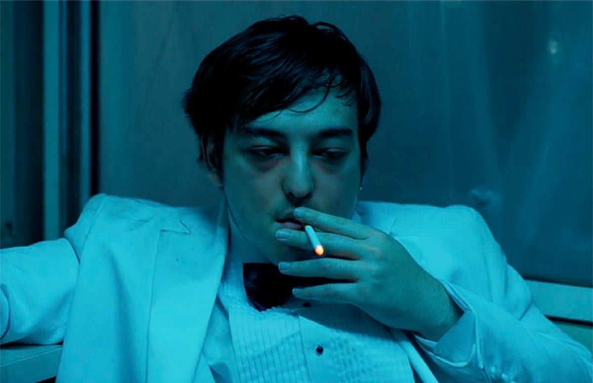 joji-slow-dancing-in-the-dark-video.jpeg.b5ef0bbef2b795363401afd5d93bcd7b.jpeg
