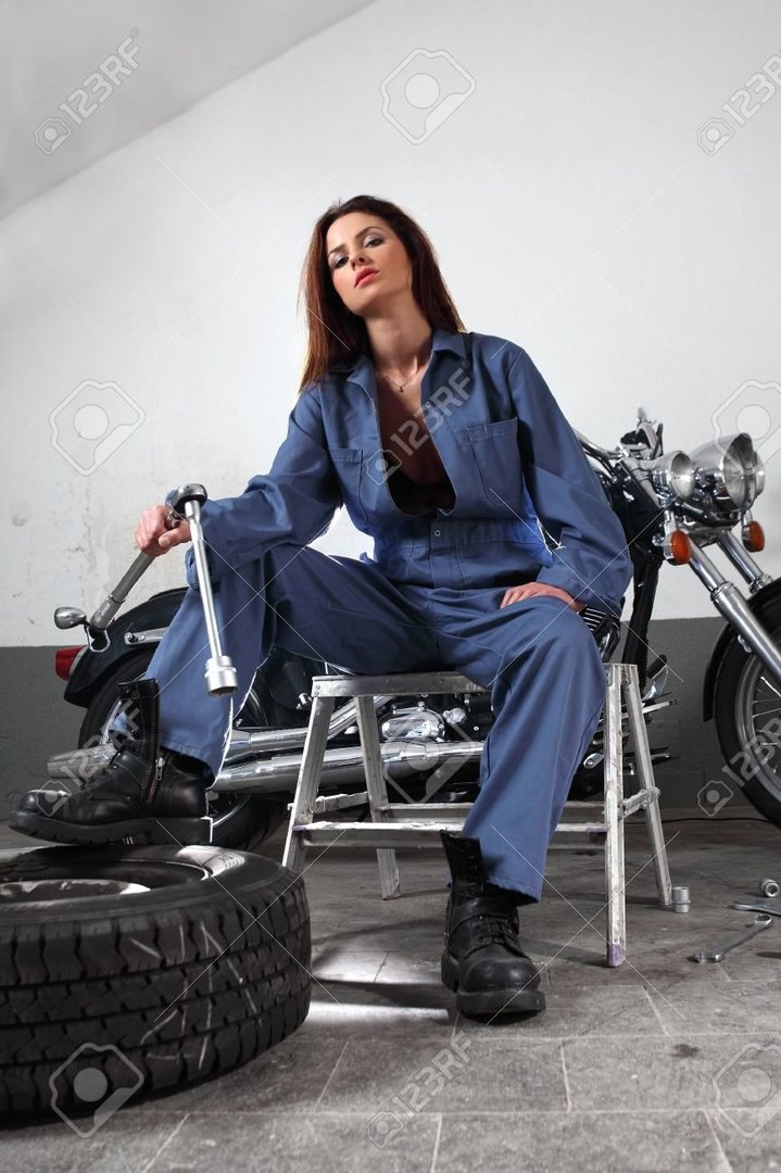 627376096_15720415-photo-d-une-belle-femme-mcanicien-travaille-sur-une-moto-portant-une-combinaison-et-tenant-une-cl-.thumb.jpg.f082f97a6748768ea4bbcf5f21273736.jpg