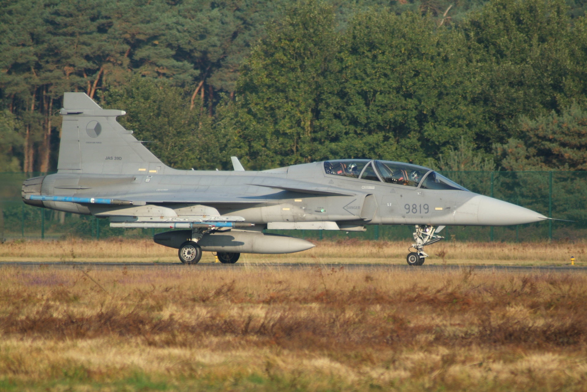 9819_a_SAAB_JAS-39D_Gripen_of_211_TL_(3936794979).thumb.jpg.b3ec25779bfd2b33c1fe095176fed8d3.jpg