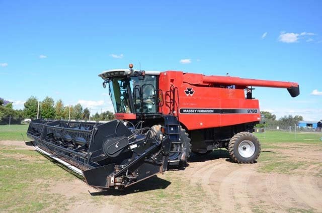 massey-ferguson-9790-combine-01.jpg.a2852cfaefdb372506b35f89788a3db4.jpg