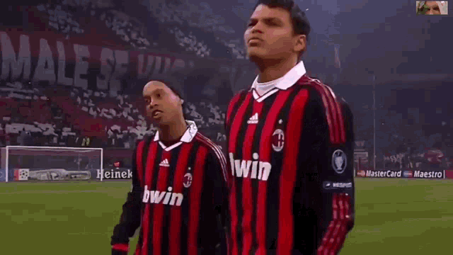 ronaldinho-jumping.gif.3debab65aa4d065850a973bb2c7a2f87.gif