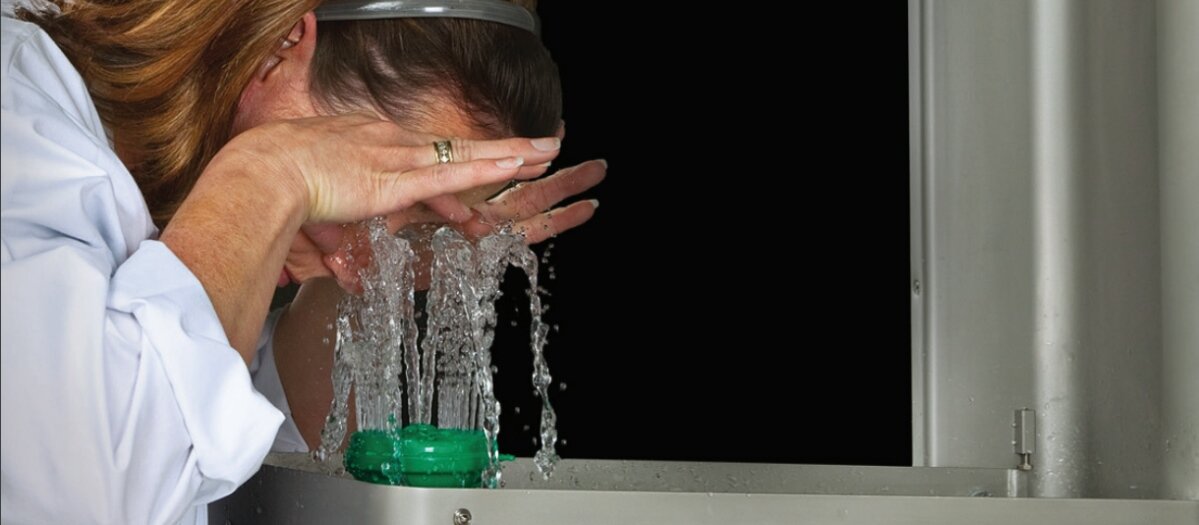EyeWash.jpg.6fef56924d011dd149b813aa910e4d5d.jpg
