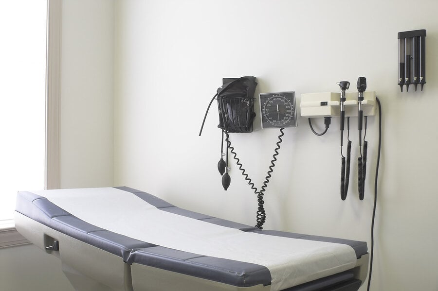 exam-room-in-doctors-office.jpg.ef172e09d60696fac2e81e5ef9a01981.jpg