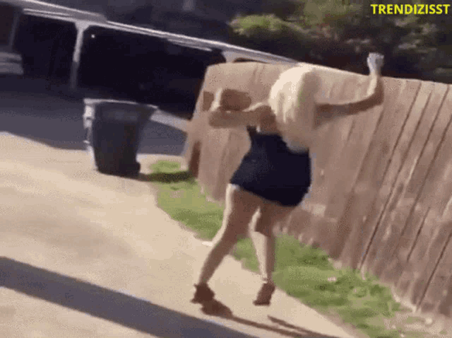 high-heels-stumble.gif.7c996b4aba8667b20bb636845045762e.gif
