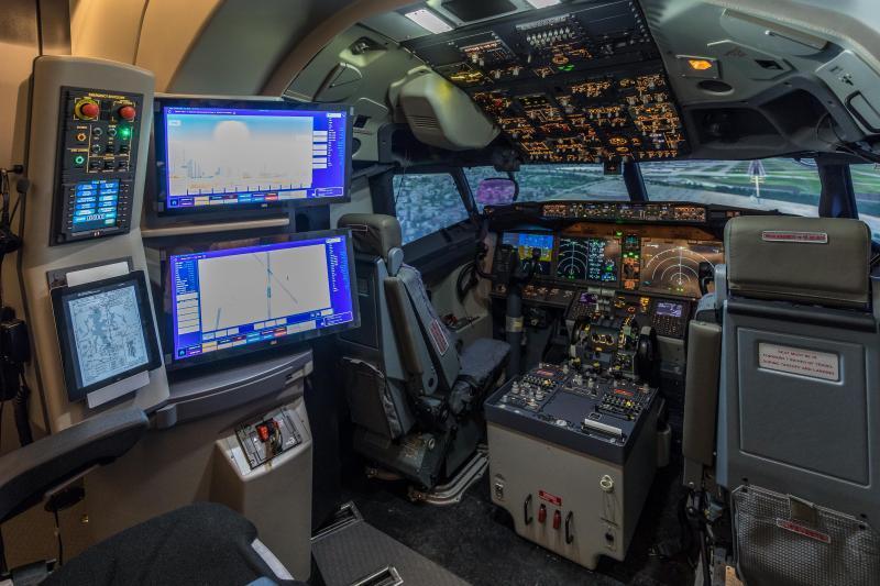 b737_max_simulator_interior_.jpg.ba6bf4315821d5220c0037bca0d2d849.jpg