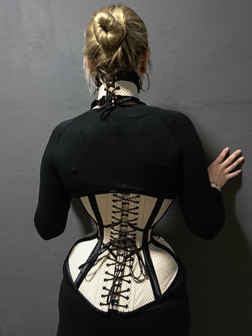 TO.mTOBerlin_Korsettmanufaktur_tighlace_berlin_korsett-3-von-4.thumb.jpg.b1ee3a52dc4b83612ce2351a305805bb.jpg
