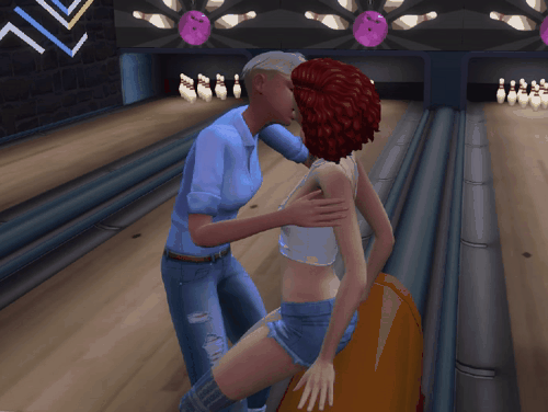 BowlingKiss.gif