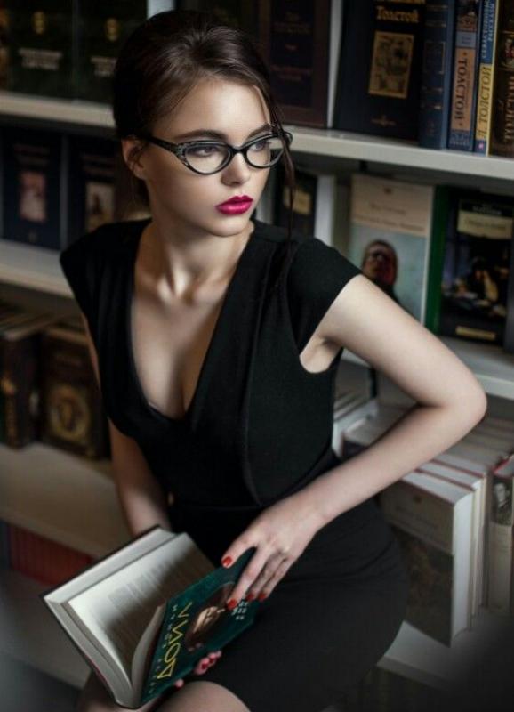 12742585Chloe.jpg.be85627a1bedc2d8c5957dcd78cc4fc7.jpg