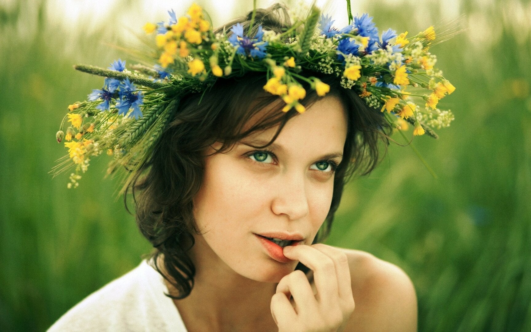 Girls_Wreath_of_flowers_on_her_head_girl_094182_.thumb.jpg.15aaaeea2a971eae775089b881efc949.jpg