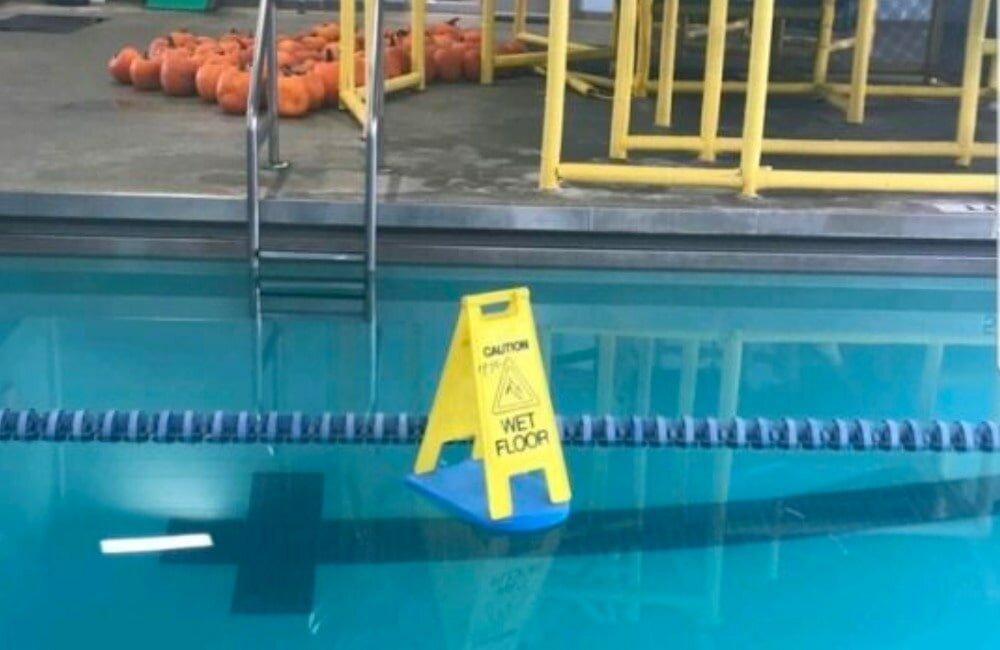 Article-Image-HilariousSigns-A-Wet-Floor-Indeed.jpeg.b1043e09a69dc09bb0dc3f1ae4ca5dba.jpeg