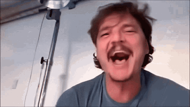 pedro-pascal-mandalorian.gif.c98c66bdf2ee6e0f2ae1be1137a98c80.gif