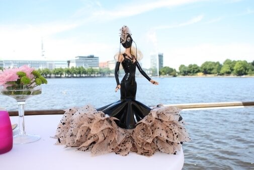 TUSH-BARBIE-1.jpg.cfa740bf5e5c2fec01c3a50f4fce3412.jpg