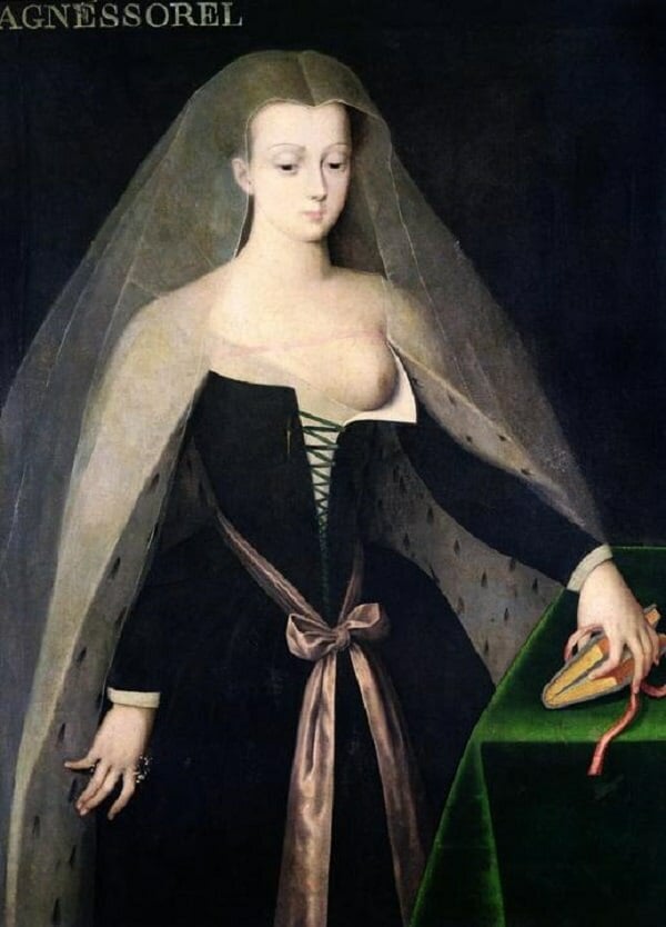 24agnes-sorel-who-kicked-off-a-15th-century-fad-of-walking-around-with-one-breast-hanging-out.-wikimedia.jpg.23ffff902d6906c0f50b9e34f271f53b.jpg